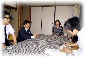 中嶋取締役（中央左）と福島代表（中央右）、京都新聞社　記者さん（右）とプロジェクト・ワン　田坂取締役（左）
