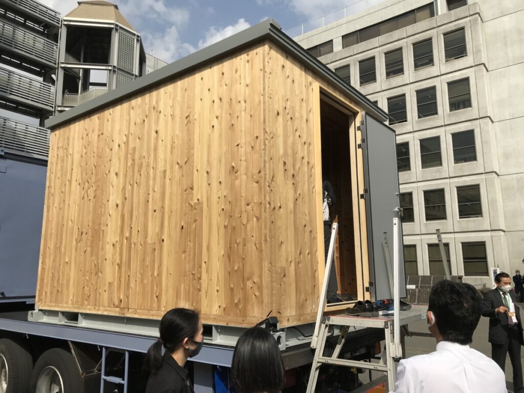 京都府庁駐車場で移動式小型CLT小屋（CLT CUBE）の見学会を実施して頂きました！！有難うございました。